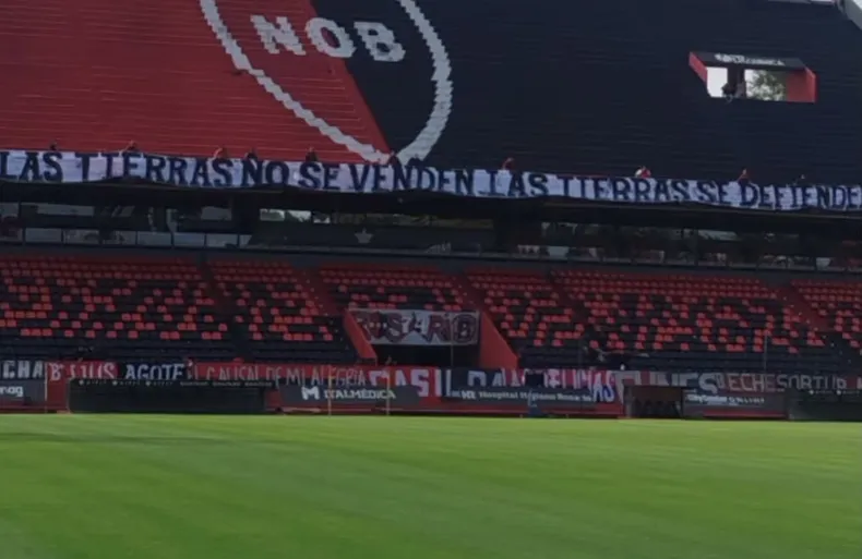 POLÉMICA EN ROSARIO: DENUNCIAN QUE EL GOBIERNO DE PULLARO ORDENÓ RETIRAR UNA BANDERA CONTRA LA LEY DE TIERRAS EN LA CANCHA DE NEWELL’S