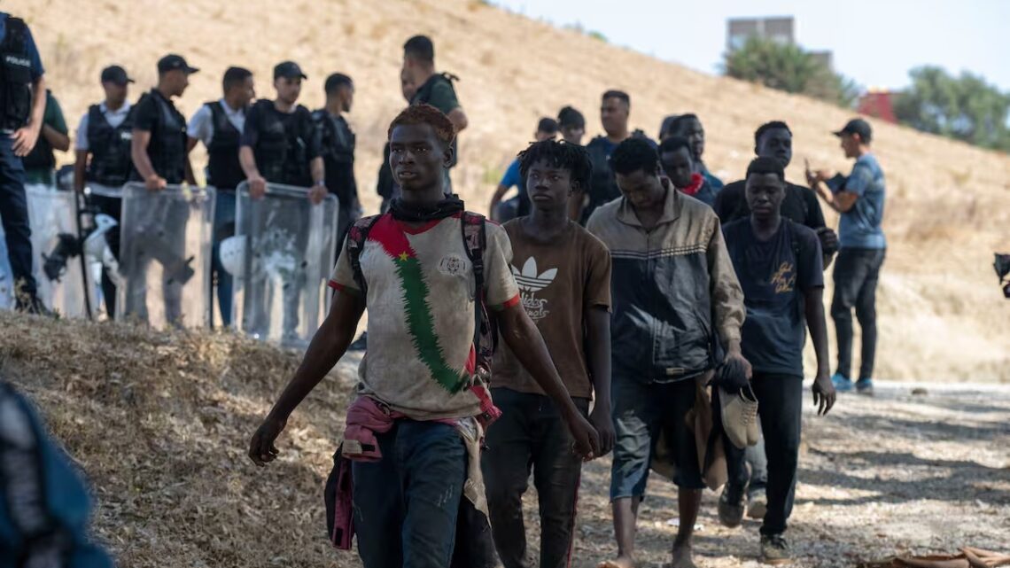 MARRUECOS DETUVO A CIENTOS DE MIGRANTES QUE INTENTABAN INGRESAR MASIVAMENTE A CEUTA
