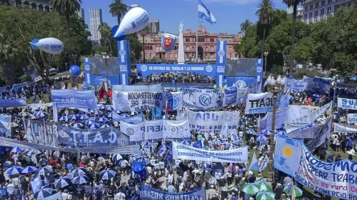 MULTITUDINARIA MARCHA DE LA CGT EN DEFENSA DE LA INDUSTRIA NACIONAL: “NO LLEGAMOS A FIN DE MES”