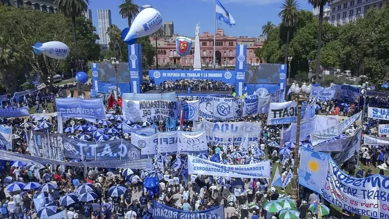 MULTITUDINARIA MARCHA DE LA CGT EN DEFENSA DE LA INDUSTRIA NACIONAL: “NO LLEGAMOS A FIN DE MES”