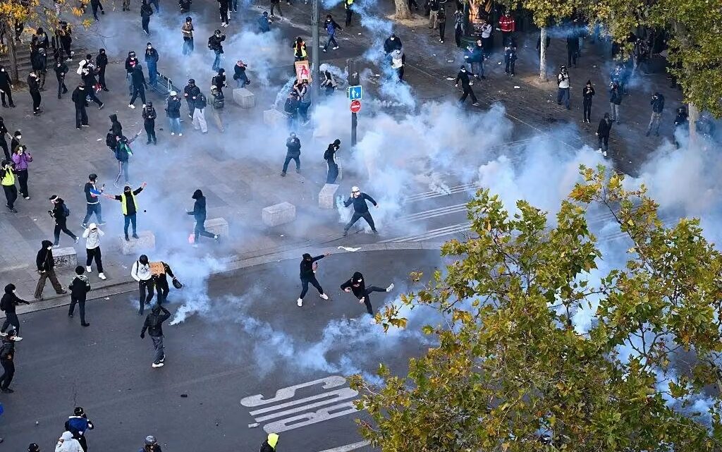 FRANCIA: EL GOBIERNO ANUNCIÓ TOQUES DE QUEDA PARCIALES TRAS UNA OLA DE DISTURBIOS Y SAQUEOS