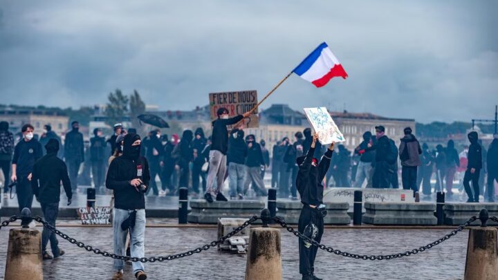 FRANCIA: MÁS DE 1.300 DETENIDOS TRAS UNA NUEVA JORNADA DE PROTESTAS CONTRA EL AJUSTE Y EL COSTO DE VIDA
