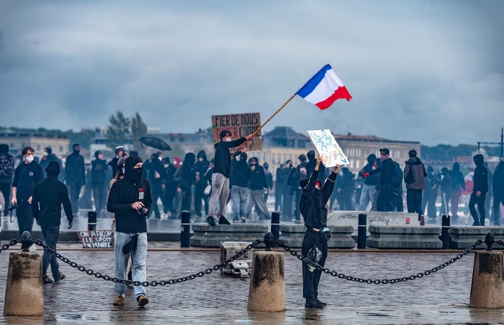 FRANCIA: MÁS DE 1.300 DETENIDOS TRAS UNA NUEVA JORNADA DE PROTESTAS CONTRA EL AJUSTE Y EL COSTO DE VIDA
