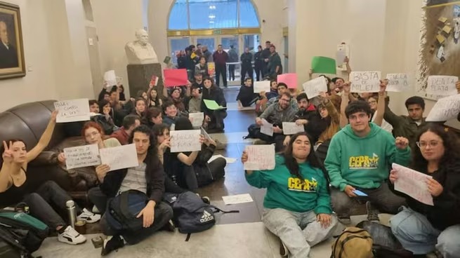 TENSIÓN EN EL PALACIO PIZZURNO: ESTUDIANTES RECLAMARON EL CUMPLIMIENTO DE LA LEY DE FINANCIAMIENTO UNIVERSITARIO